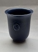 Bæger vase i blåt glaseret keramik fra SaxboFabrikken i Herlev. Fremstår i god stand. ...