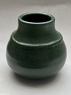 Mindre buttet vase i keramik. Fremstillet på den bornholmske lervarefabrik Lauritz Hjorth ...