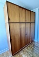 Stort klædeskab / Garderobeskab i teakfiner fra 1960'erne, Mål: HxBxD 240cm x 200cm x 61cm ...