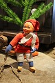 Sød, gammel butiks julenisse med filttøj og træsko.Bøjelige arme og ben. Højde: 25cm.