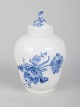 Royal Copenhagen Blå Blomst Svejfet, tedåse.Tedåse med låg i håndmalet porcelæn fra serien ...