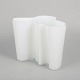 Alvar Aalto for Iittala, vase med original æske.Skulpturel vase i hvidt, mundblæst glas med ...