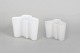 Alvar Aalto for Iittala, to vaser.To skulpturelle vaser i hvidt glas med Alvar Aaltos ...