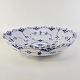 Rundt fad i kongeligt porcelæn fra stellet Musselmalet Helblonde. Nr. 1/1019Producent ...