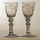 Et par Nøstetangen Chrystal Desert glas med forgyldte monogrammer i kartouche og drikkevers ca. år 1750. H: 14cm