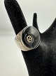 Signet ring med kinesisk tegn, i sølv med sort sten. Ringstr. 56 Vægt: 15,75g Stemplet: 925
