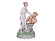 Stor Royal Copenhagen figur kaldet Håndkysset.Designet af Gerhard Henning og udført i ...