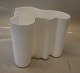 Alvar Alto Savoy Vase - hvid opaline glas 16.5 x 21 cm I hel stand