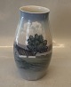B&G 8790-247 Vase Landskab med bondegård 22 cm  Bing & Grøndahl I fin og hel stand. 