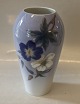 2679-295 Kgl. Vase med hvid og blå blomst 19 cm Porcelæn fra Royal Copenhagen I hel og fin stand