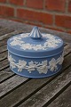 Wedgewood England.Flot og velholdt rund lågkrukke eller bonbonniere, dekoreret med vinranker ...