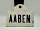 Hvidt emalje skilt "AABEN" B.: 9cm, H.:7,5cm