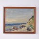 Maleri med motiv af en klippekyst med sten langs vandet og en stejl skråning mod højre. Havet er ...