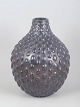 Klaus Wettergren, stor unika keramik vase.Stor skulpturel vase i glaseret keramik med fyldig, ...