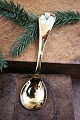 Års juleske fra Georg Jensen (1971) i forgyldt sterlingsølv med emalje blomst. Længde: 15cm.