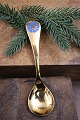 Års juleske fra Georg Jensen (1972)i forgyldt sterlingsølv med emalje blomst. Længde: 15cm.