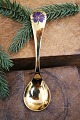 Års juleske fra Georg Jensen (1974)i forgyldt sterlingsølv med emalje blomst. Længde: 15cm.