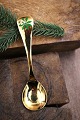Års juleske fra Georg Jensen (1975)i forgyldt sterlingsølv med emalje blomst. Længde: 15cm.