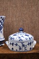 Smør lågkrukke med hanke i Musselmalet , Riflet fra Royal Copenhagen.Dekorationsnummer: 1/398. ...
