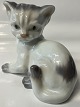 Lyngby Figur, Siddende Kat.Dekorationsnummer 8.1.sortering.Højde 11,5 cm.Længde ...