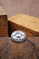 Antik oval sølv broche med blomster motiv.Måler : 3,5x3 cm.