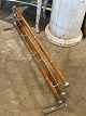 Gammel hattehylde / knagerække i metal og træ med 10 dobbelte metal knager. L: 102cm. D: 26cm.