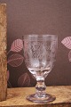 Gammelt fransk souvenir vin glas med graveret skrift og dekorationer "Souvenir De La Feté" H: ...