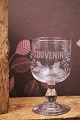 Gammelt fransk souvenir vin glas med graveret skrift og dekorationer "Souvenir" H: 13cm. dia.: ...