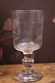Gammelt fransk souvenir vin glas med graveret skrift og dekorationer "Souvenir De La Feté" H: ...