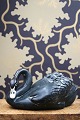 Sort stentøjssvane designet af Jeanne Grut (1927-2009) for Royal Copenhagen. ...