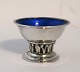Georg Jensen. Sterling saltkar med blå emalje. Design 180. Diameter 5,5 cm. Produceret 1925-1932.
