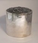 J. Holm. Sølvdåse (830). Højde 14 cm. Produceret 1920.