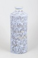 Hyonsun Rhee for Upsala-Ekeby, "Ocean" vase model 5042.Høj cylindrisk stentøjsvase med let ...