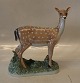 0465 Kgl. Hjort - Dådyr hind  27 x 23 cm Design Nanna Brøndum .  Porcelæn fra Royal Copenhagen I ...