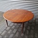 Rundt sofabord af massiv teak, med avishylde af sjeneflet, monteret med messingbeslag. Model FD ...
