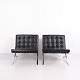 Par originale Barcelona Chairs designet af Ludwig Mies van der Rohe og produceret af ...