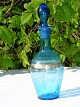 Flot gammel 
portvinskaraffel 
af blåt glas, 
dekoreret med 
emaljebemaling. 
Højde 24,5 cm.  
...