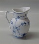 Royal Copenhagen Musselmalet riflet 060-1 Flødekande, 10 cm 0,18 liter (#394). Muselmalet I fin ...
