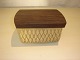 Kronjyden/Nissen/Bing & Grøndahl, Relief Smørbox med palisanderlåg. Højde 7 cm. Længde 13 cm. ...