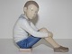 Bing & Grøndahl 
Figur, Dreng 
der sidder på 
en bog.
Af 
fabriksmærket 
ses det, at 
denne er ...