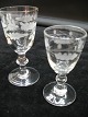 Slebne egeløvs 
glas i 
Berlinuar form 
fremstillet i 
Danmark ca. 
1920. Højde 
10.5-9-9,5 cm.
