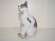 Bing & Grøndahl 
Figur, Hvid kat 
med pletter 
Kat, der 
slikker sig.
Af 
fabriksmærket 
ses det, ...