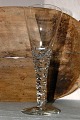 Imponerende 
glas med 
skælslibning på 
stilk og 
nederste del af 
kumme. Højde 
24,6 cm. 
Diameter 9,5 
...