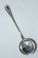 Fin gammel 
sukkerske 
/sukkerstrø af 
tretårnet sølv, 
fra år 1898. 
Længde 19cm. 
Mesterstemplet 
A. ...