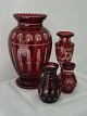 Böhmiske slebne 
krystal/glas 
vaser med rødt 
overfang.
Stor vase med 
oliv og kugle 
slibning, 24 
...