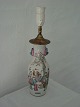 Kinesisk 
porcelæns vase 
omlavet til 
bordlampe.
Dekoreret med 
personer i 
landskab m.m.
Vasen 26 ...