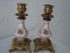 Par franske bronze lysestager med stamme af porcelæn.Porcelænsstammen dekoreret med ...