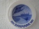 Den Kongelige 
Porcelænsfabrik 
(Royal 
Copenhagen):
Lille platte 
med motiv ud 
for Kronborg 
med ...