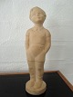 Ubekendt 
kunstner (20 
årh):
Drengefigur - 
17 cm høj.
Lys 
terracotta.
Sign.: OL
Lille afslag 
...
