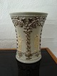 Antik engelsk 
victoriansk 
vase ca 1880.
Grå fond med 
"sølv" portaler 
hvori klassiske 
figurer - ...